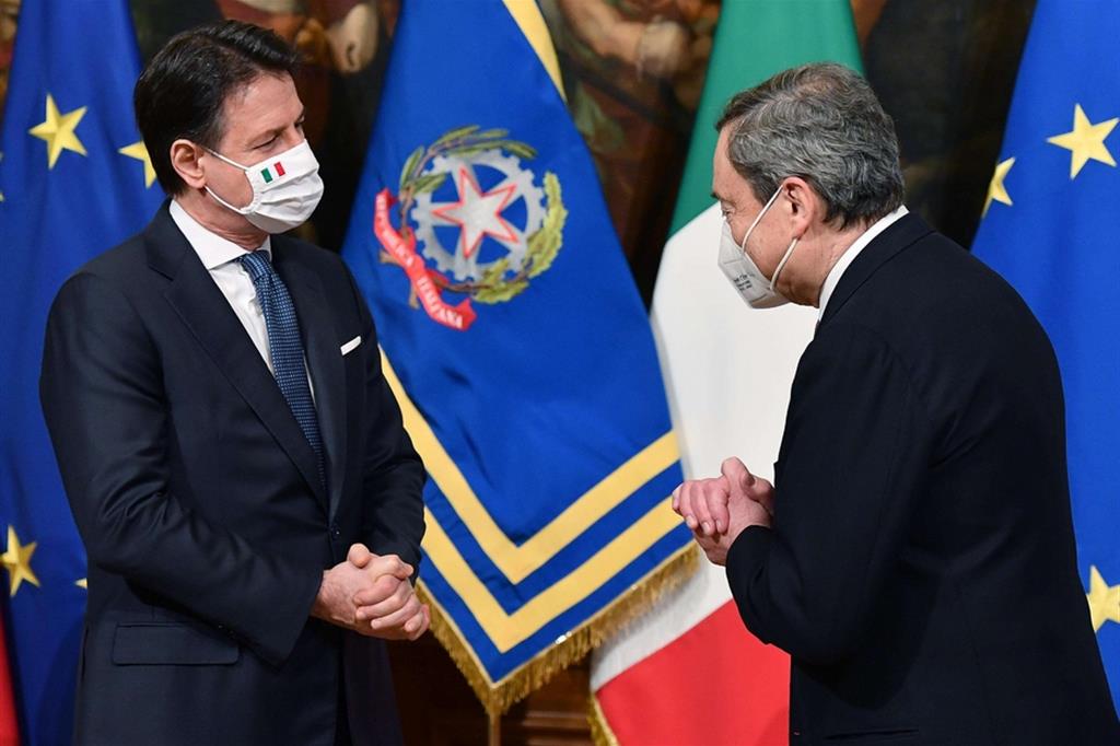Da sinistra, l’ex premier Giuseppe Conte e l’attuale Mario Draghi all’atto del passaggio delle consegne.