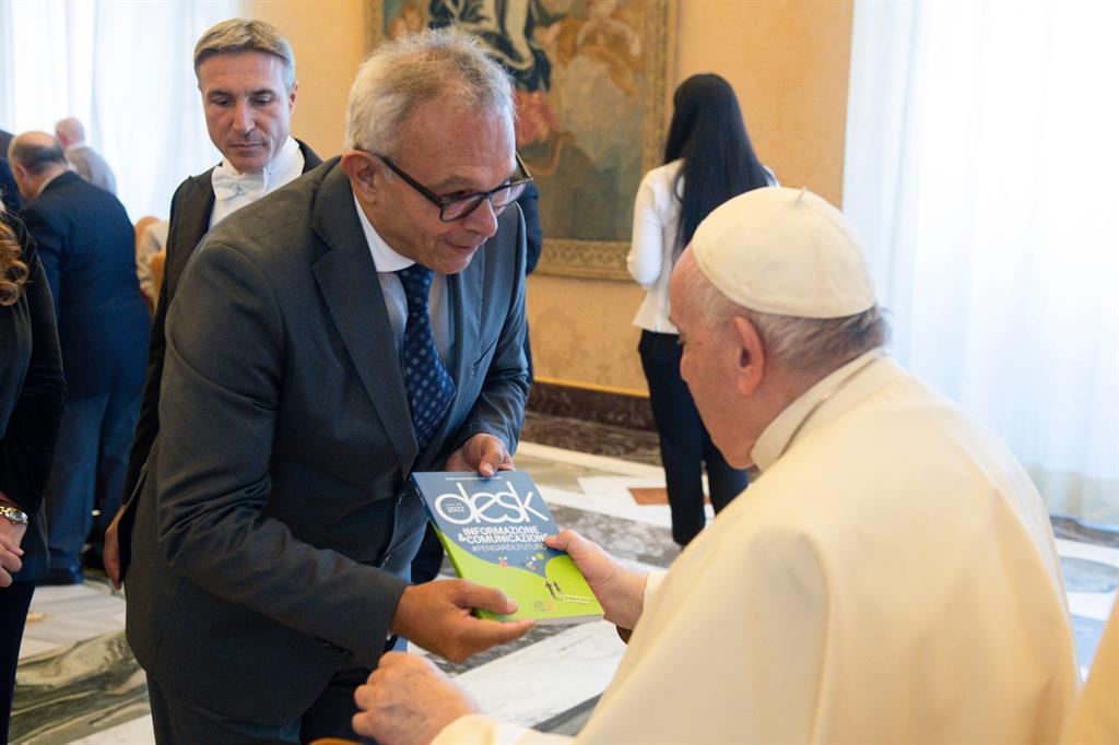 Il Papa riceve dal presidente nazionale Ucsi Vincenzo Varagona il numero speciale di "Desk"