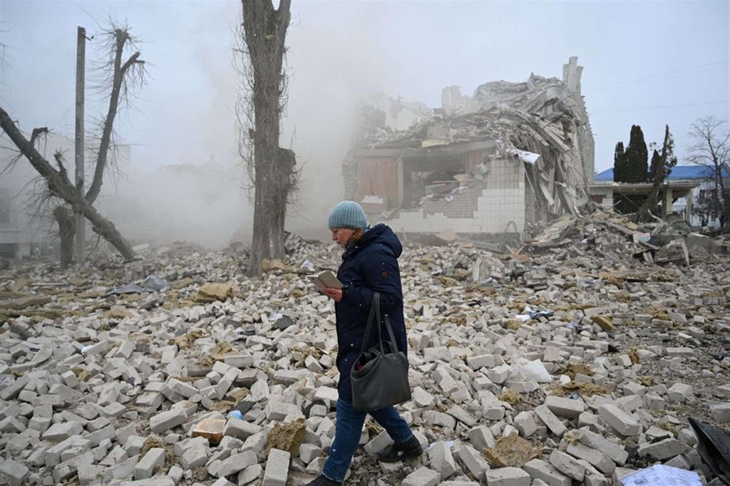 Nemmeno le scuole vengono risparmiate dalle bombe russe: a Zhytomyr i detriti coprono ormai ogni strada della città