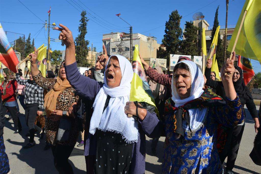 Proteste anti dei curdi a Qamishli in Siria dopo i raid turchi