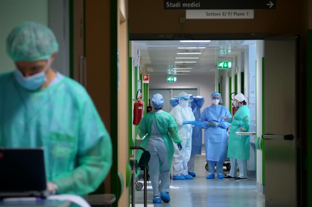 Personale sanitario al lavoro nei reparti Covid dell’ospedale Niguarda di Milano