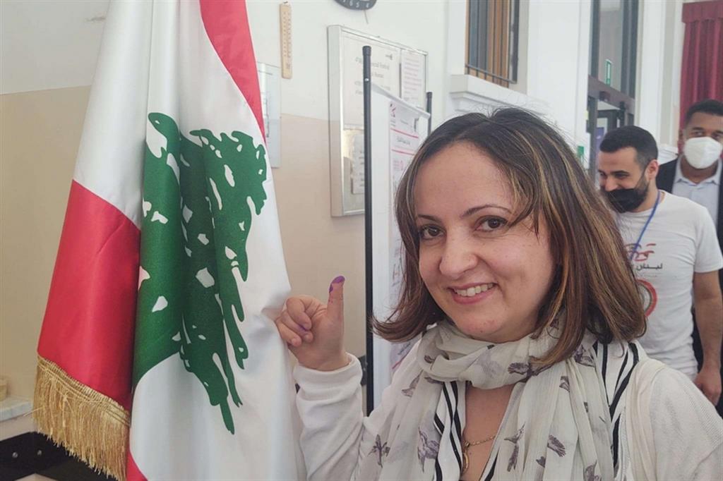 Una cittadina libanese al seggio elettorale allestito a Milano