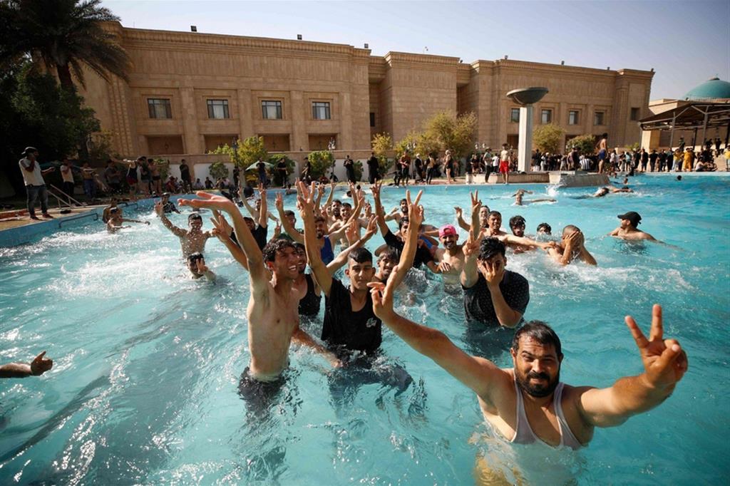 Sostenitori del leader sciita al-Sadr nella piscina del complesso governativo di Baghdad