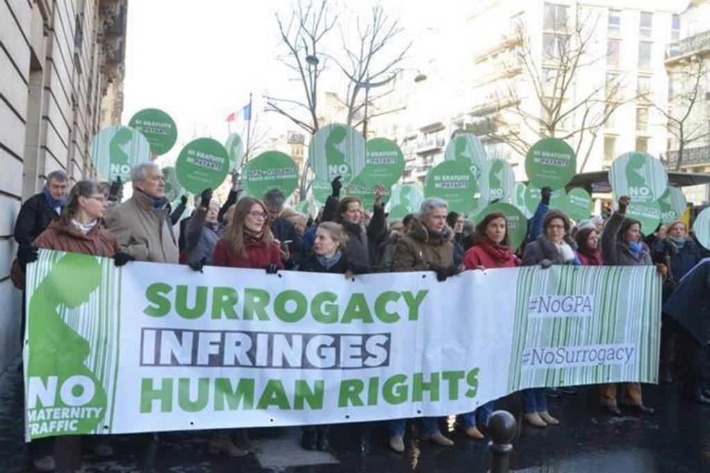 Una manifestazione a Parigi per l'abolizione della maternità surrogata