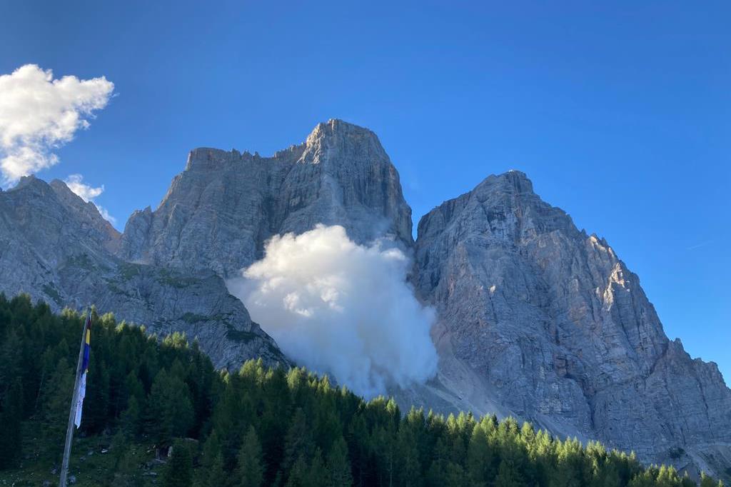 Il Monte Pelmo e la nuvola di polvere sollevata dal crollo