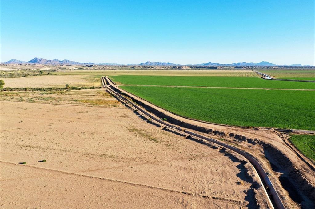 Campagna prosciugata e campagna irrigata presso Palo Verde, in California