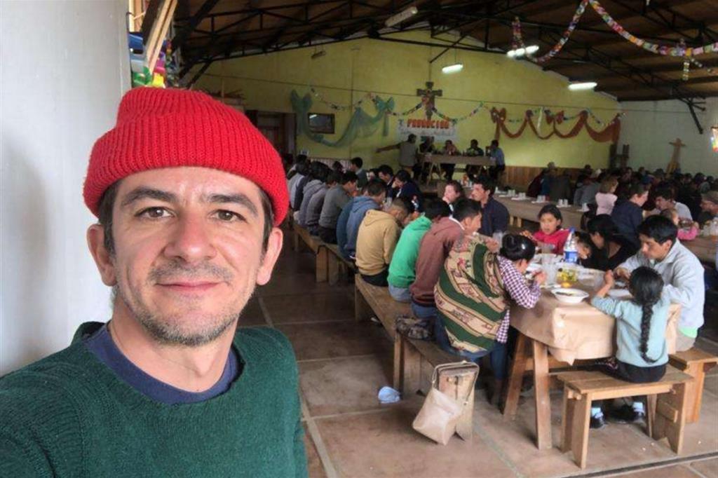 L'attore e regista Francesco Mandelli in una delle missioni di "Artesanos don Bosco" in Perù