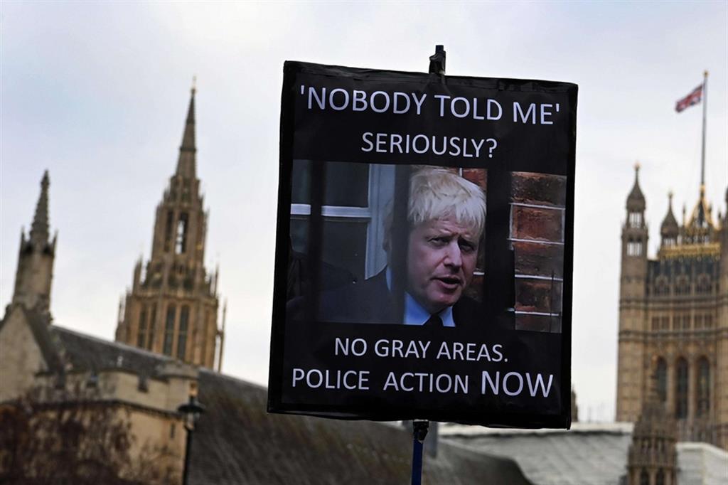 Cartello di protesta durante una manifestazione contro il premier Boris Johnson fuori da Westminster