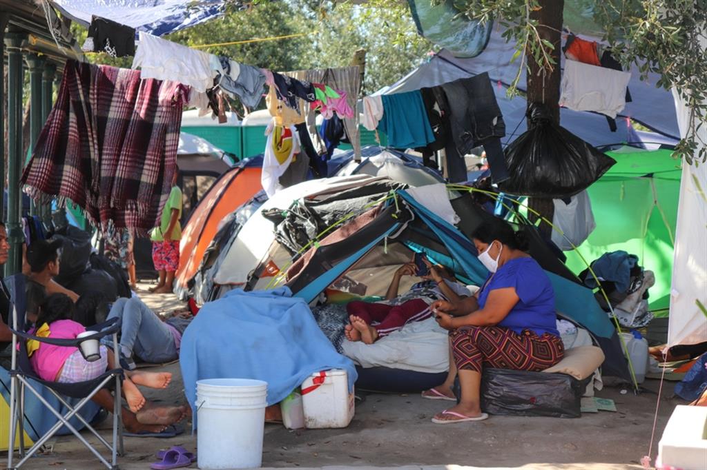 Famiglie centroamericane accampate a Reynosa in attesa di chiedere asilo