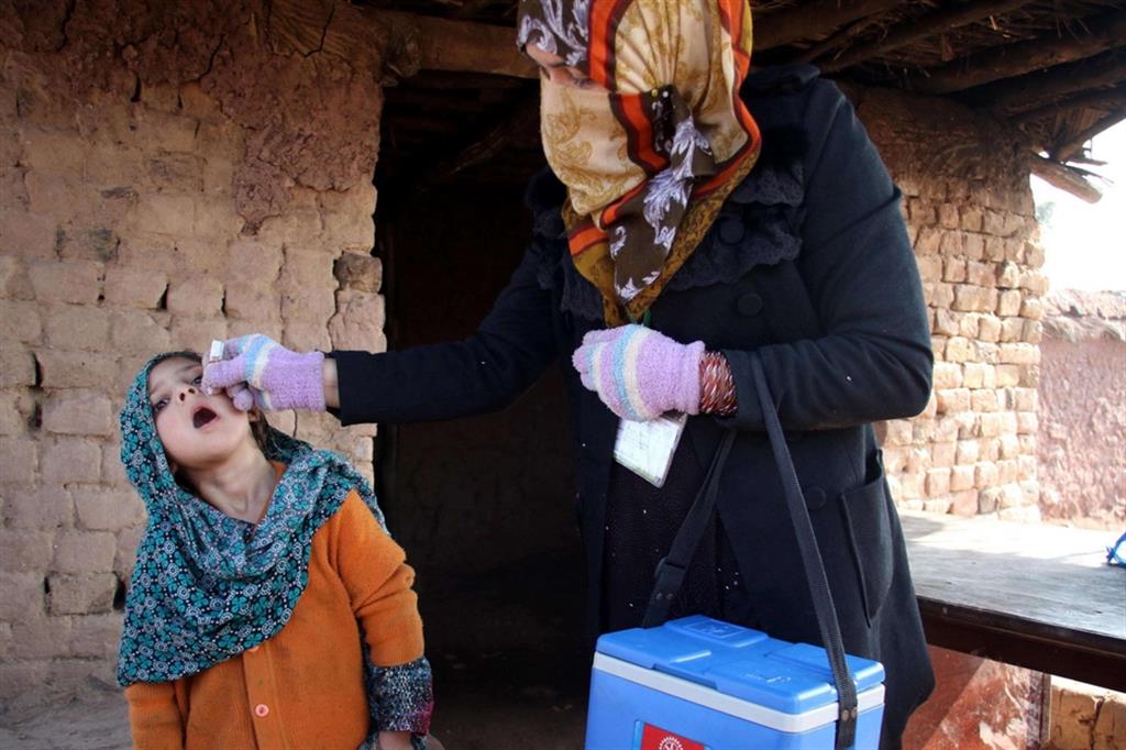 Personale sanitario amministra il vaccino contro la poliomelite a rifugiati afghani nei sobborghi di Islamabad