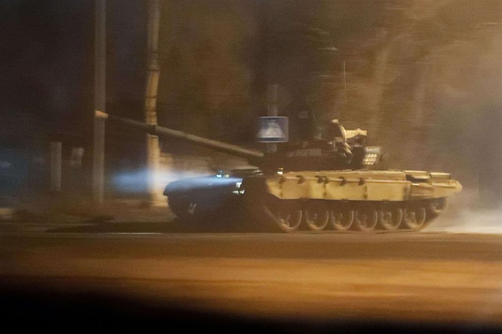 Nella notte i carri armati russi sono arrivati nelle strade di Donetsk