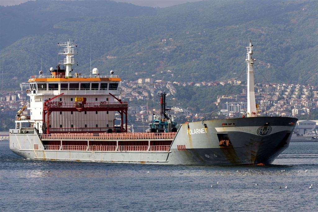 La nave Polarnet, battente bandiera turca, arriva a Derince, in Turchia, con il primo carico di grano dall'Ucraina che giunge alla destinazione finale
