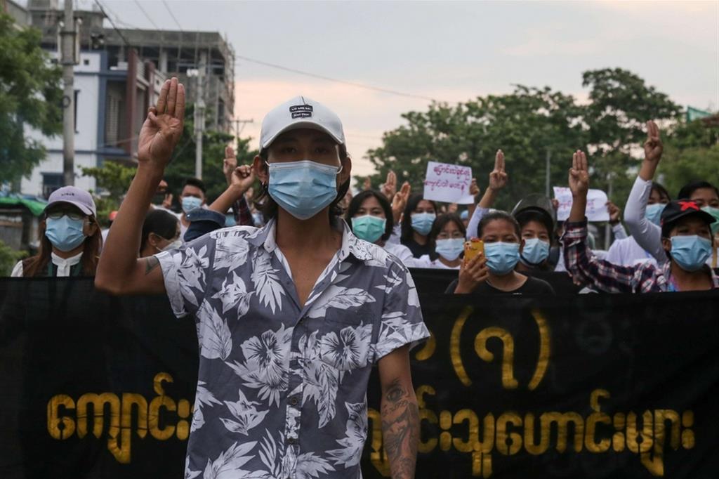 Manifestazione di giovani in Myanmar contro la repressione del regime
