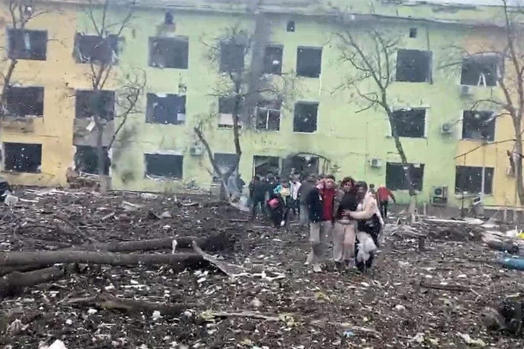 Un raid aereo russo ha distrutto un ospedale a Mariupol con reparti maternità e pediatrici, 09 marzo 2022. Qui le donne vengono portate in salvo