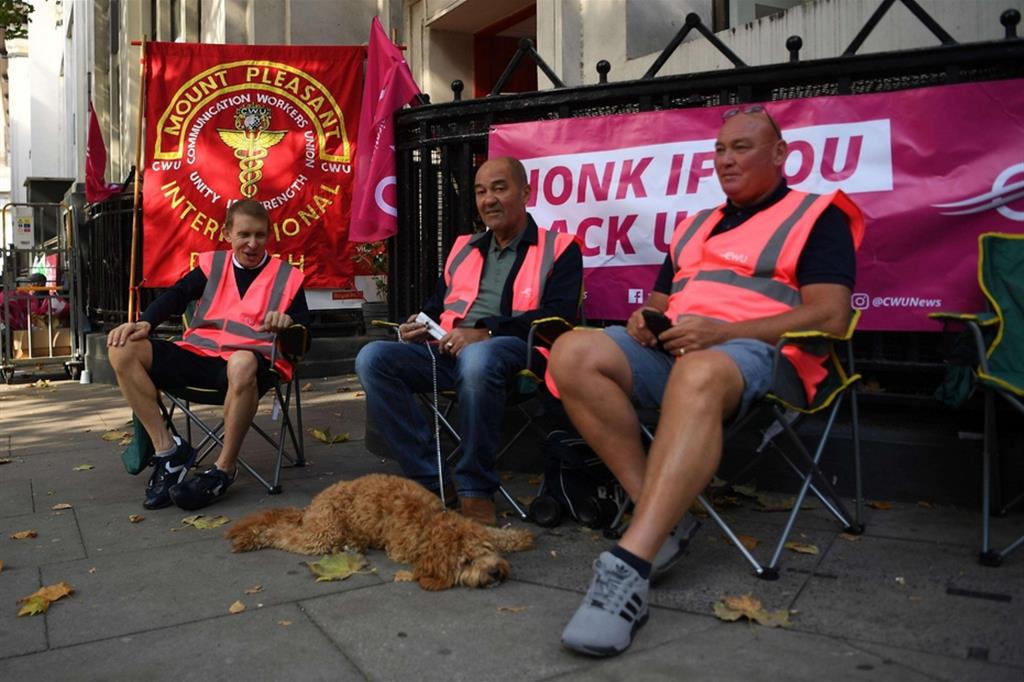 Un picchetto a Londra dei postini della Royal Mail in sciopero