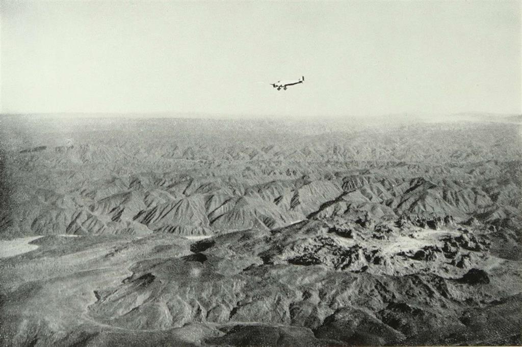 Un aereo italiano in volo fra Carcau e Ozu nel 1936
