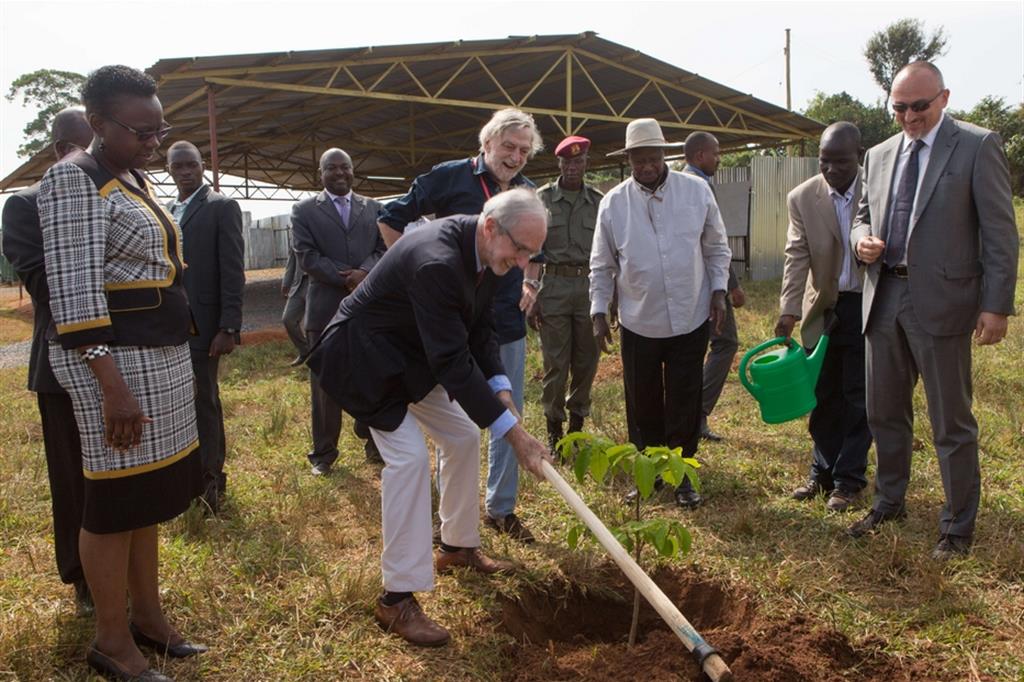 Entebbe, 2017: Renzo Piano avvìa i lavori piantando il primo albero, alle sue spalle Gino Strada