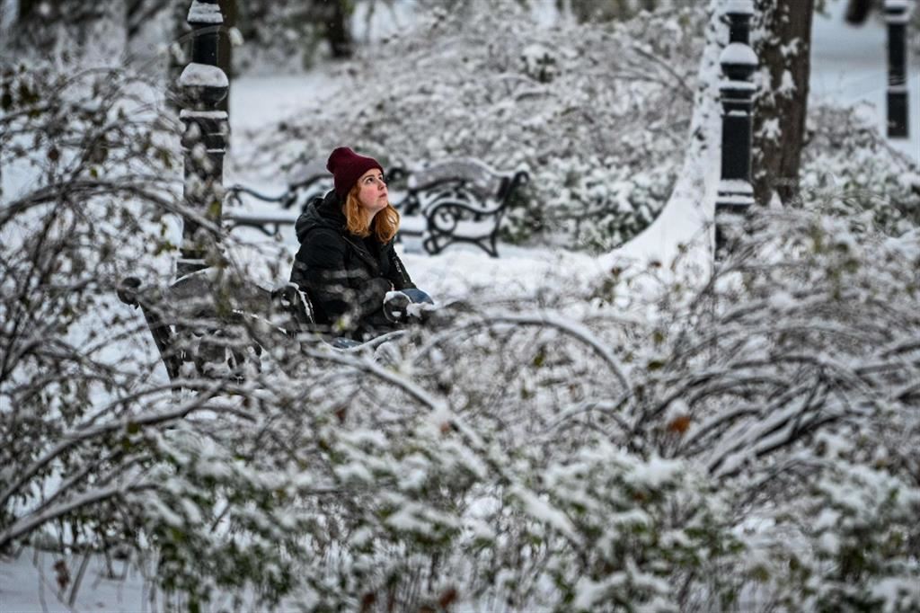 Una giovane donna nella neve alla periferia di Leopoli