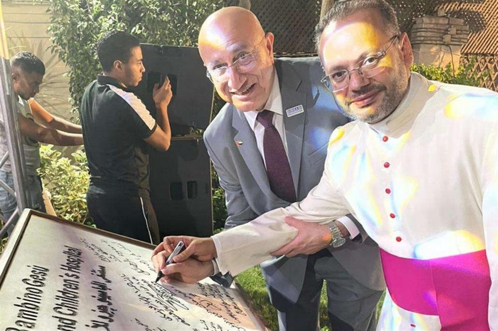 Monsignor Gaid Yoannis Lazhi firma la prima pietra dell'ospedale