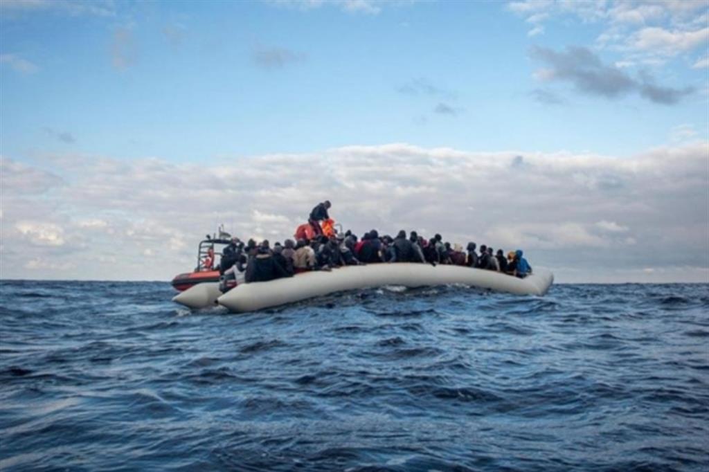 Un gommone di migranti nel Mediterraneo, immagine d'archivio