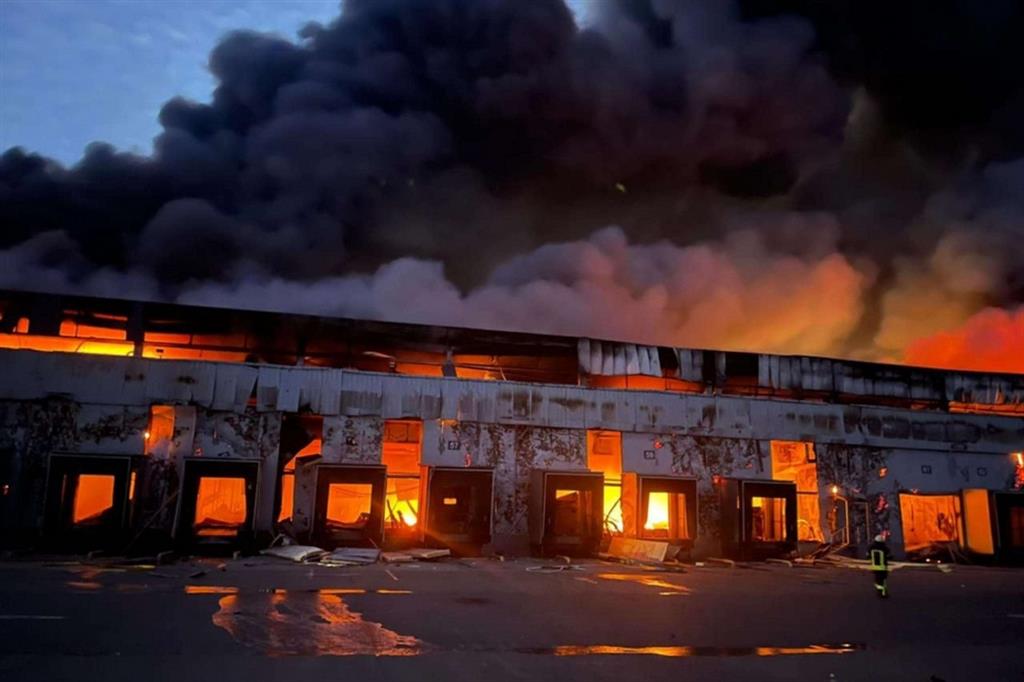 L'incendio di una fabbrica causato dai bombardamenti alla periferia di Kiev