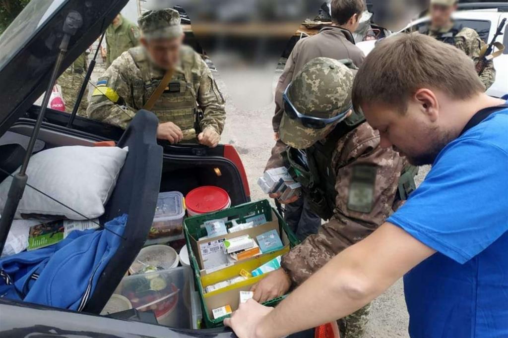 La consegna dei medicinali ai militari ucraini al fronte da parte della staffetta Dmitriy