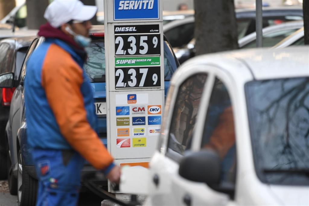 Il caro carburante fa lievitare le spese "fisse" degli italiani