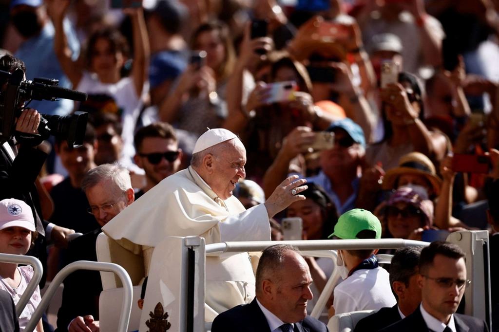 Il Papa: siamo la società della stanchezza. Di stregonerie e fake news