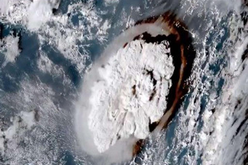 Immagine del satellite dello tsunami al largo delle coste di Tonga