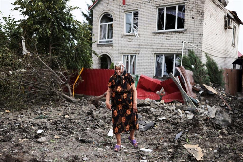 Una donna di 74 anni davanti alle abitazioni distrutte dai raid russi a Kramatorsk, nel Donbass