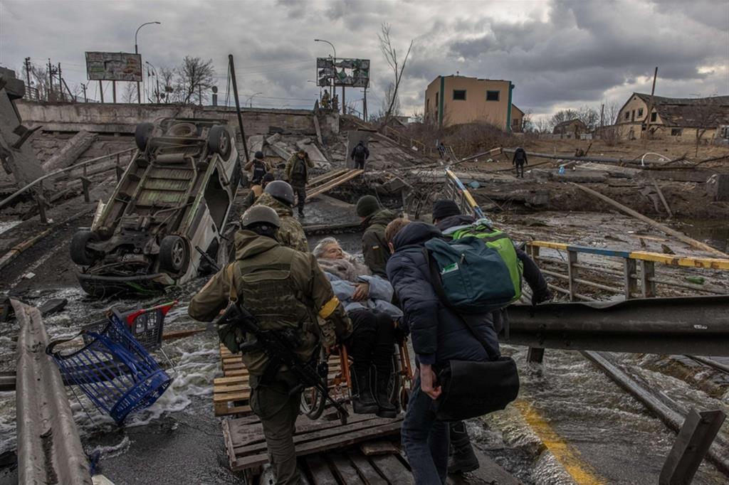 La città di Irpin rasa al suolo: militari aiutano una donna inferma a lasciare la città