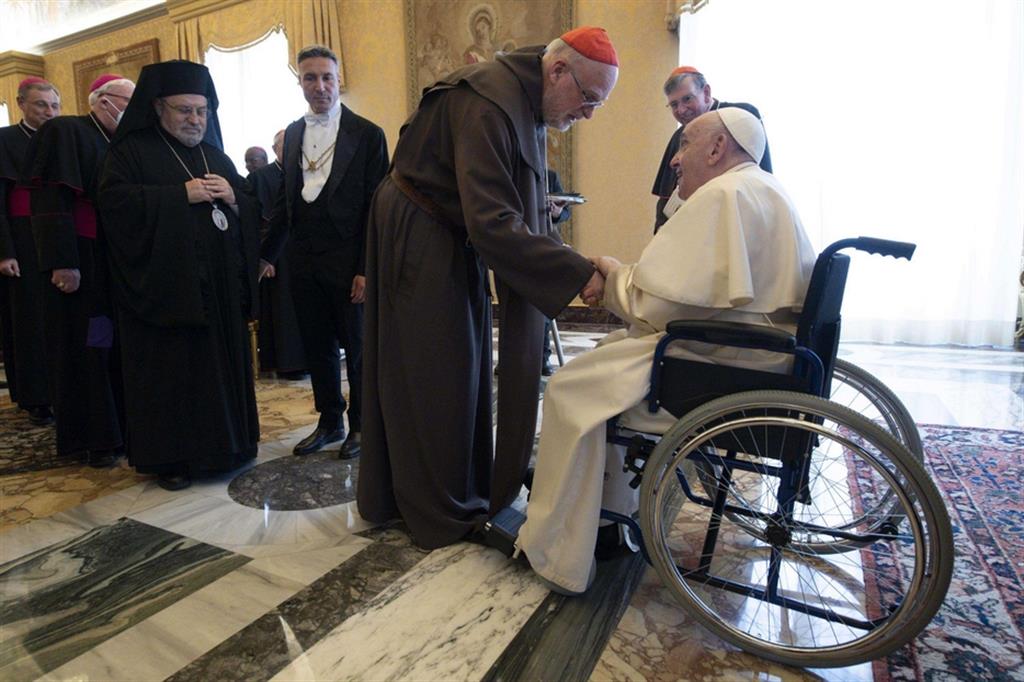 Il Papa sulla sedia a rotella al termine dell'udienza al Pontificio Consiglio per l'unità dei cristiani
