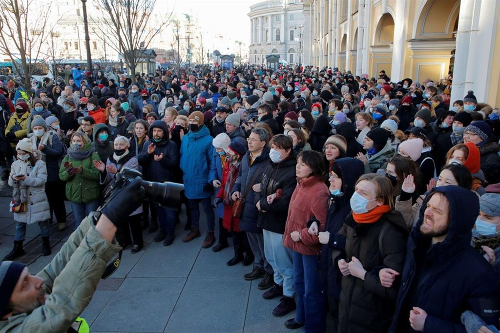 Manifestazione contro la guerra a San Pietroburgo. Le autorità russe hanno dichiarato illegali queste manifestazioni, chi partecipa commette reato