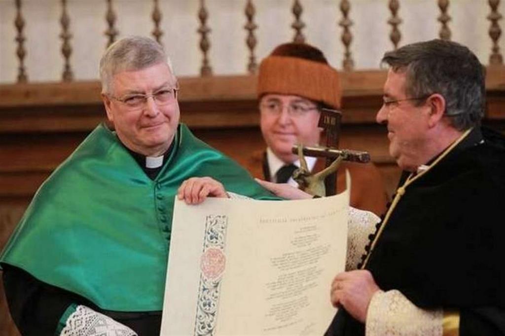La laurea honoris causa a padre Gianfranco Ghirlanda, a sinistra, a Salamanca