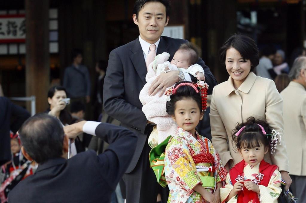 Unna famiglia giapponese posa con gli abiti tradizionali