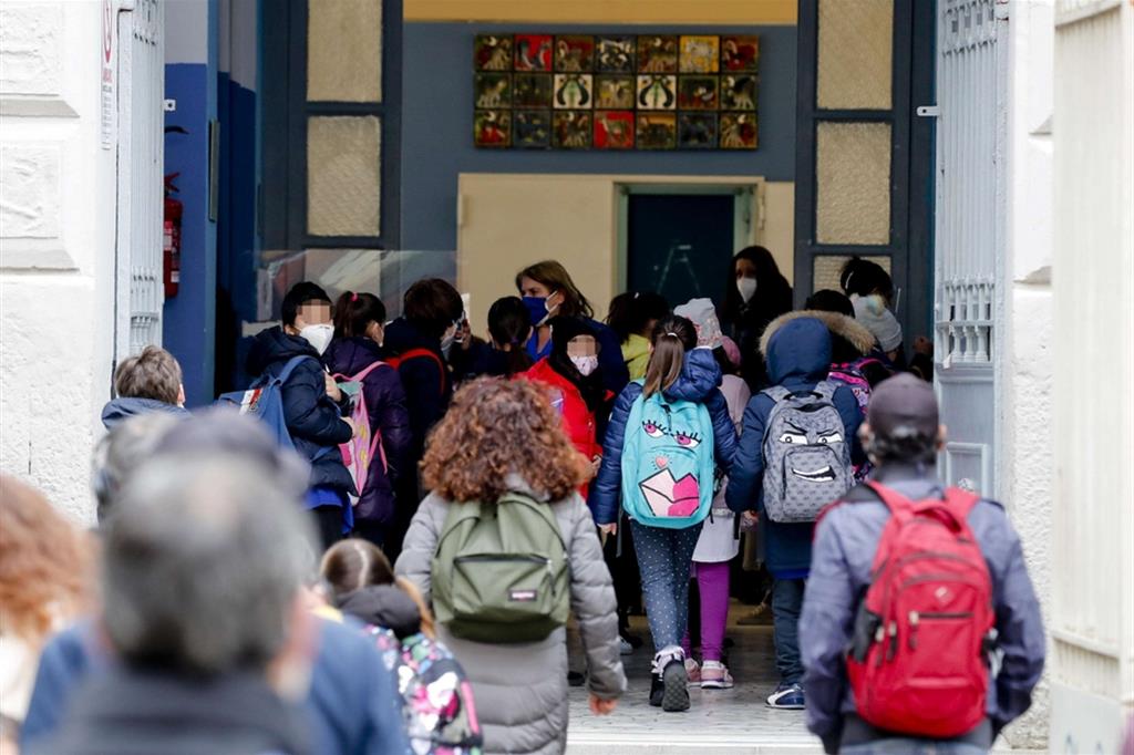 Alunni all'ingresso della scuola elementare 'Vanvitelli' a Napoli in una foto d'archivio