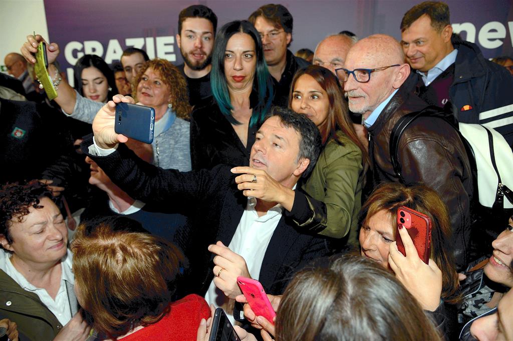 Matteo Renzi ieri durante l’incontro con i cittadini milanesi al Superstudio