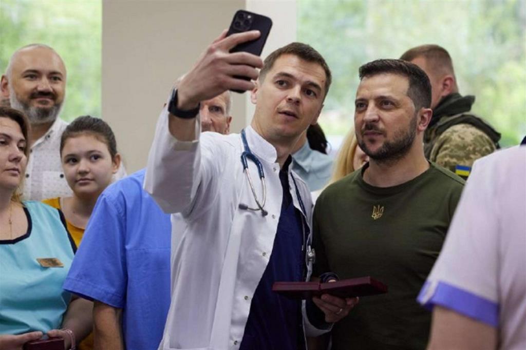 Il presidente Volodymyr Zelensky tra i militari e i medici ieri all’ospedale di Mykolaiv