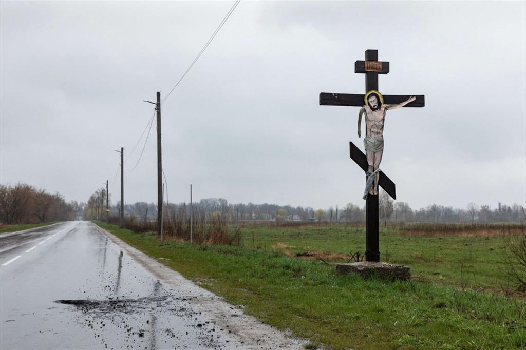 Un crocifisso lungo una strada a Hostomel, nella regione di Kiev, 22 aprile