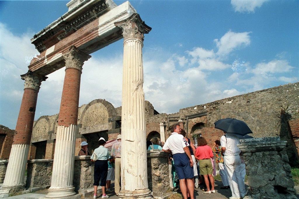 Turisti in visita al sito archeologico di Pompei (Na)
