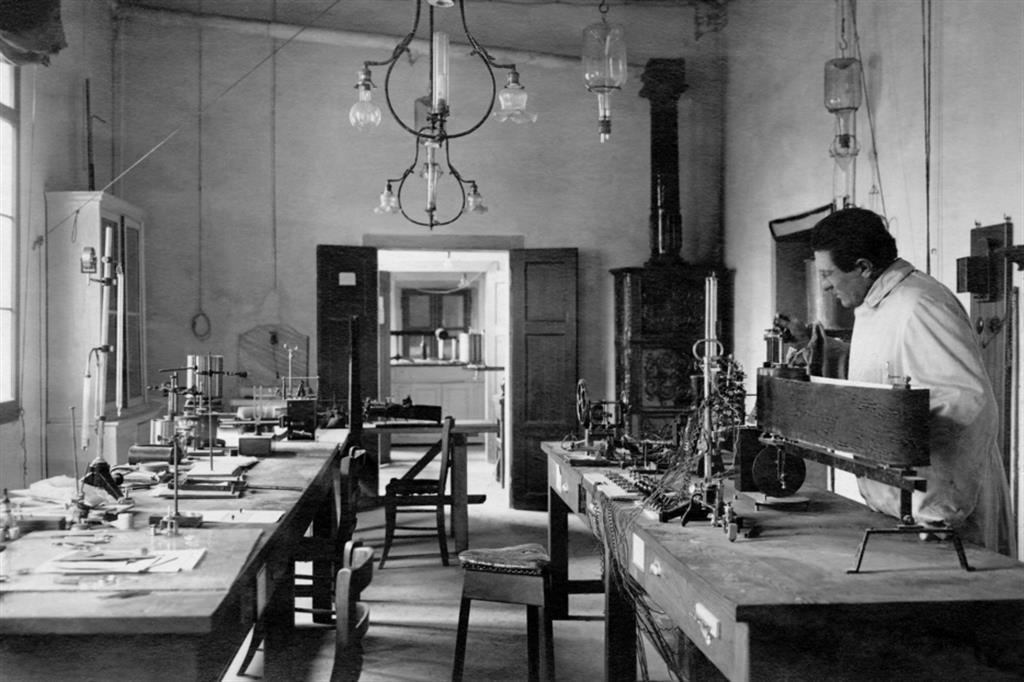 Agostino Gemelli nel laboratorio di psicofisiologia applicata dell’Esercito durante la Grande guerra