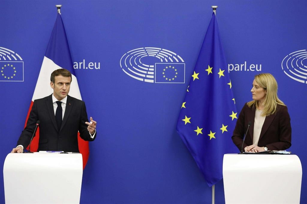 Il presidente francese Macron parla all'Europarlamento. Al suo fianco, la neopresidente Roberta Metsola