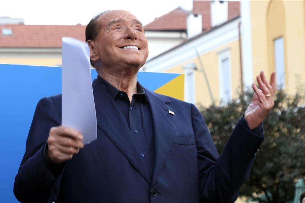 Il leader di Forza Italia, Silvio Berlusconi, in un comizio a Monza per le comunali di giugno