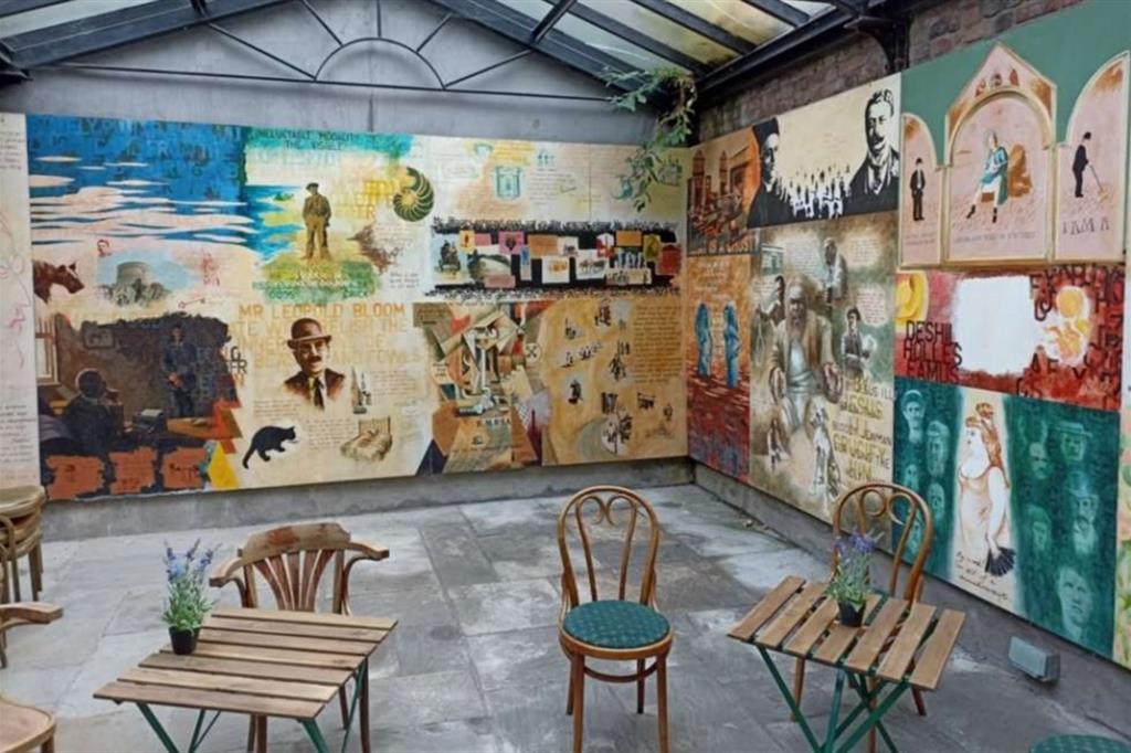 I murales che ritraggono i 18 episodi di "Ulisse"