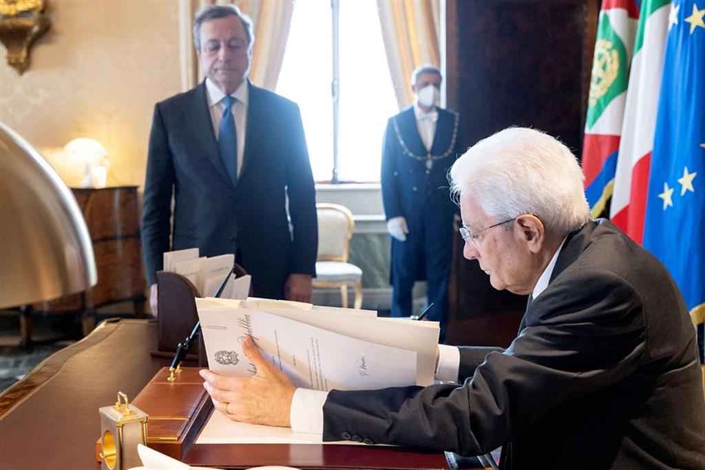 Il presidente Mattarella firma il decreto di scioglimento della Camere, controfirmato anche dal premier Draghi