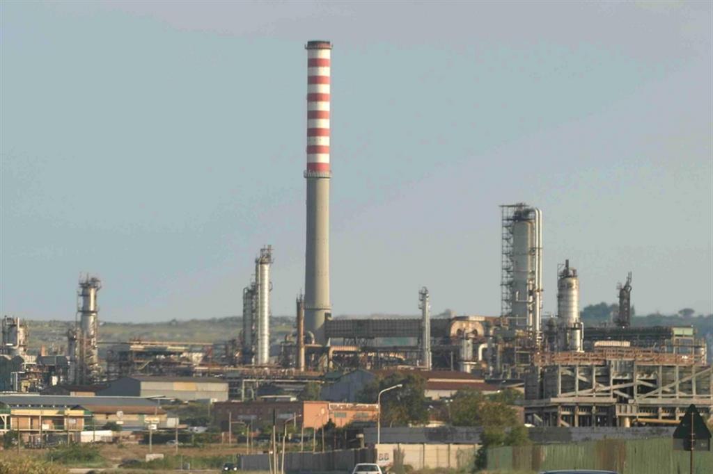 Le nuove sanzioni affondano la raffineria di Priolo: 7500 posti a rischio