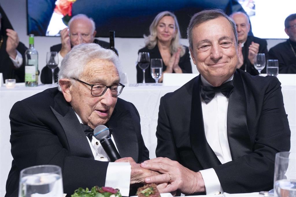 Mario Draghi con Henry Kissinger