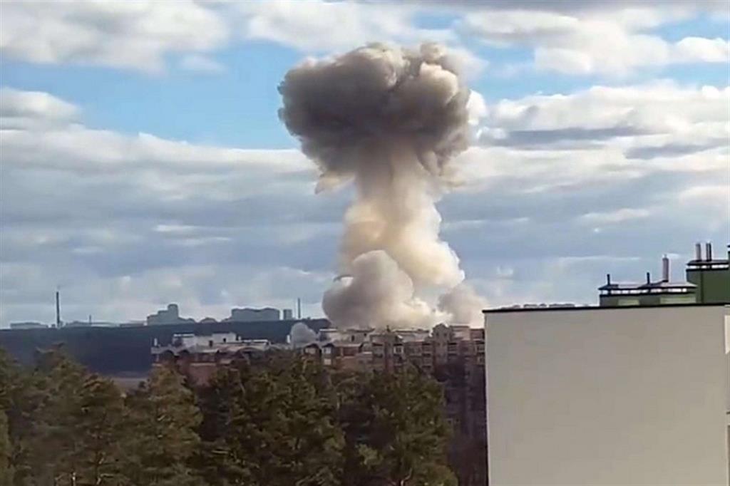 Un fermo immagine tratto da un video mostra una grande esplosione a Kiev questa mattina
