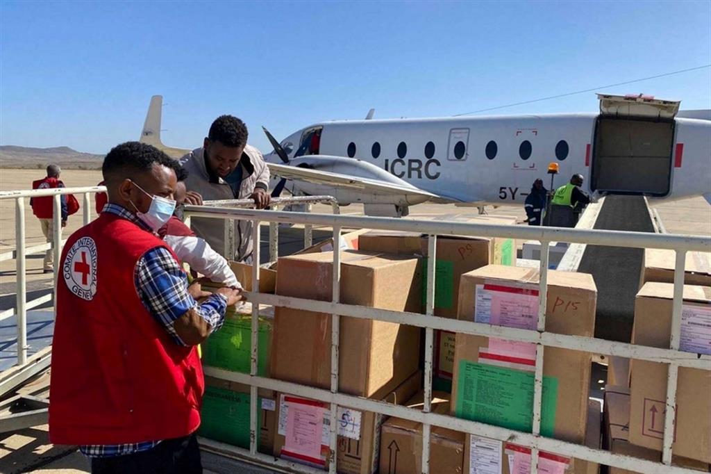 L'arrivo del primo carico di aiuti umanitari della Croce Rossa allo scalo di Macallé in Tigrai