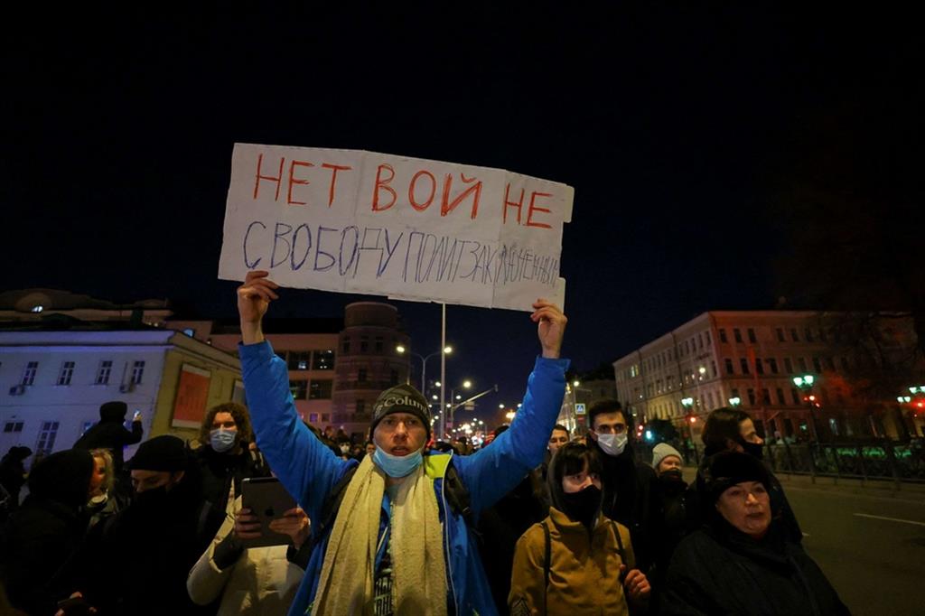 Le proteste in tutto il mondo, anche in Russia, sono l'immagine della speranza contro la guerra voluta da Putin. Sullo striscione si legge: No alla guerra e libertà per i prigionieri politici - Reuters